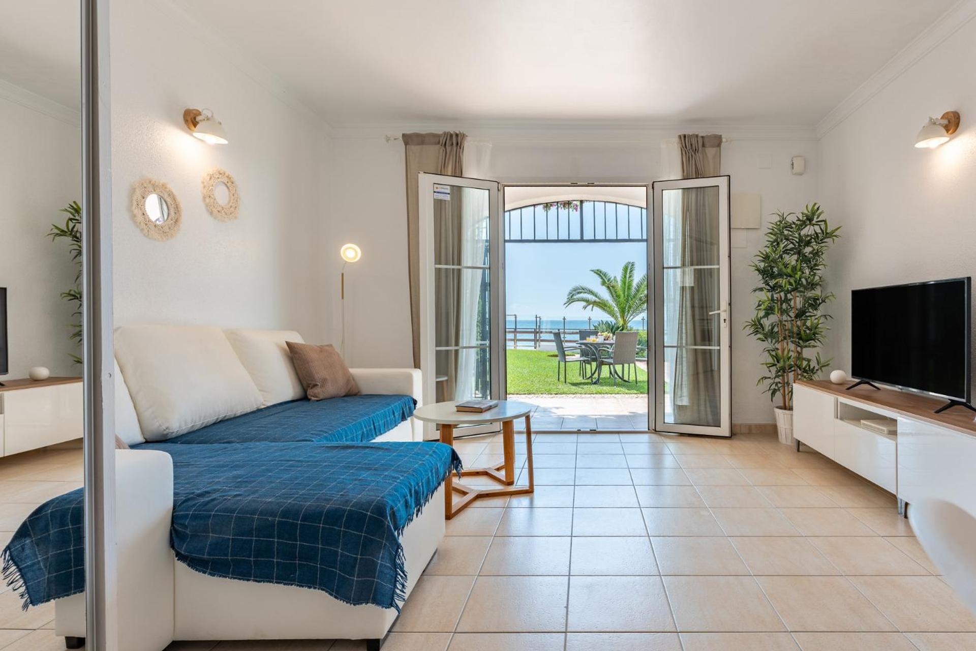 Calahonda Beachfront Retreat: Cozy Marbella Getaway Holiday home